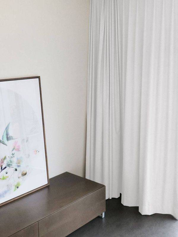 Blackout-Vorhang weiss im Kinderzimmer mit Bild | weisservorhang.ch